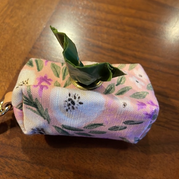 PINK MARINE ROPE LEASH WITH BRASS ACCENTS & FLORAL WASTE BAG DISPENSER - CUTE! - Picture 2 of 4